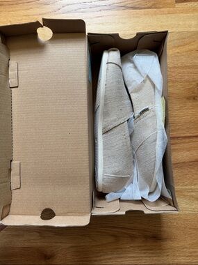 NIB Toms Women’s 9.5 Slip-On Sneakers in Natural Metallic Burlap